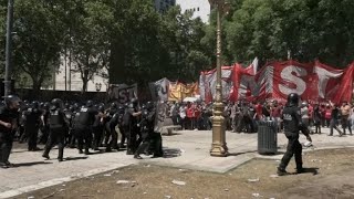 Marcha con incidentes en Argentina por reforma de pensiones [upl. by Shinberg]