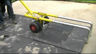 Aufheben transportieren und legen von 100x100cm Platten Terrasse herstellen [upl. by Immij]