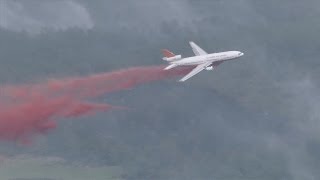 Raw video DC10 fire retardant drop [upl. by Judas]