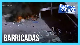 Presos fazem barricadas em pátio de presídio durante rebelião em Franco da Rocha SP [upl. by Aleacim]