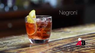 Cómo preparar un Negroni Cocktail [upl. by Annaeirb]