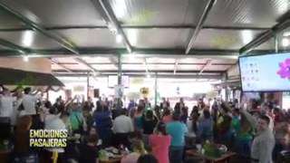 Banda El Recodo Sorprende A La Gente En Un Restaurante 2014 [upl. by Selle36]