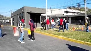 Trabajadores de maquila bloquean carretera a Comalapa a la altura de Olocuilta [upl. by Aidan]