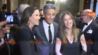 Boschi posa con Fiorello e la moglie quotTutti insieme se no scatta il gossipquot [upl. by Waligore]