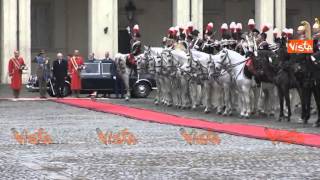 MATTARELLA ACCOLTO DA BRICIOLA IL CANE DEI CORAZZIERI AL QUIRINALE [upl. by Ardnuahsal]