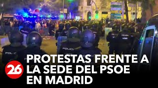 España  Protestas frente a la sede del PSOE en Madrid [upl. by Ardnahc]