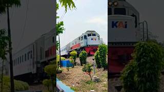 Kereta Api Menoreh di Perlintasan Kereta Api Jl Martoloto Tegal kai keretaapi menoreh [upl. by Ramsden]