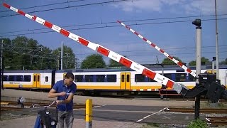 Spoorwegovergang Alkmaar  Dutch railroad crossing [upl. by Adamok]