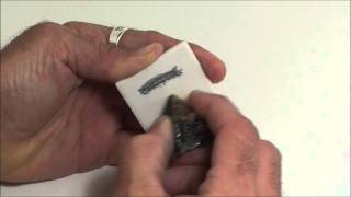 Demonstration of mineral streak using graphite and sphalerite on a streak plate [upl. by Linzer]