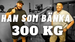 LEGENDEN SOM GJORDE EN TVÅA PÅ 300 KG LÄR UT BÄNKPRESS [upl. by Karol]