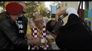 Johnny Gold ft Bertus Staigerpaip  Vrijdagmiddag Begint ut al Officiële Videoclip [upl. by Yllac656]