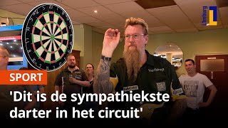 Dartfenomeen Simon Whitlock neemt in Ulestraten deel aan darttoernooi 🎯  1Limburg [upl. by Adnirod]