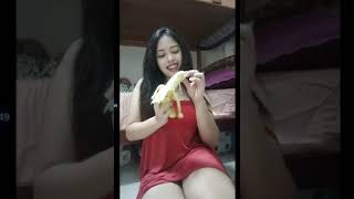 Gadis Sexy Putih Mulus  Makan Pisang [upl. by Nnyleitak]