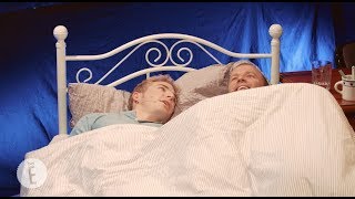 Jonny Fischer im Bett mit Michael Elsener  DIE GUTE NACHT SHOW [upl. by Buffo214]