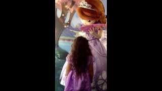 Meeting Sofia the first  Conhecendo Sofia the first  Disney  Hollywood Studios  Sophie [upl. by Akerboom]