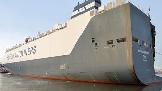 Car Carrier HÖEGH MAPUTO in Kaiserschleuse Bremerhaven [upl. by Enomar]