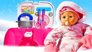 Bébé Annabelle fait une bouillie de neige  Vidéo en français pour enfants [upl. by Nanaek834]