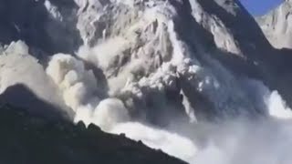 Gigantischer Bergsturz in Graubünden Eine Lawine aus Stein Wasser und Erde überrollte das Dorf [upl. by Zena722]