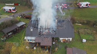 Zwölf Feuerwehren bei ausgedehntem Dachstuhlbrand in Zwettl an der Rodl im Einsatz [upl. by Karel376]