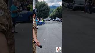 luomo sdraiato sulla strada è stato ferito dalla polizia italiana italy foryoupage god [upl. by Syhr]