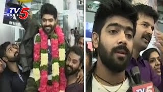 Fans Grand Welcome to Singer Revanth at Shamshabad Airport  Entry to Bollywood Soon  TV5 News [upl. by Thain]