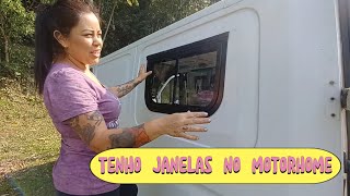 COLOQUEI JANELAS NO MEU MOTORHOME A Van Zizinha tá de cara nova [upl. by Donaldson]