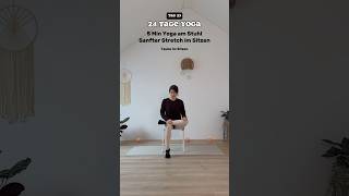 Stuhl Yoga 🪑 Sanfter Yoga Stretch auf dem Stuhl für den ganzen Körper – ideal für unterwegs 🧳 Tag 23 [upl. by Najtsirk437]