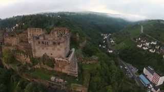 Flug über der Burg Rheinfels und dem Romantikhotel Schloss Rheinfels [upl. by Anelegna]