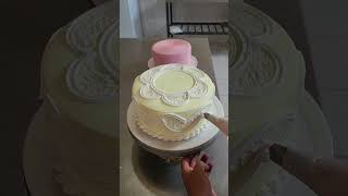 Decoración de pastel con rosas en crema chantilly [upl. by Nottage]