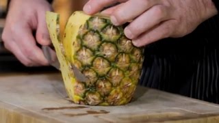 Ananas schälen und vorbereiten mit dem Messer zeigt Dir Chefkoch Thomas Sixt in diesem Kochvideo [upl. by Yttak]