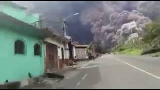 Guatemala Gente que corre para salvaguardar su vida ante la erupción del Volcán [upl. by Yemac]