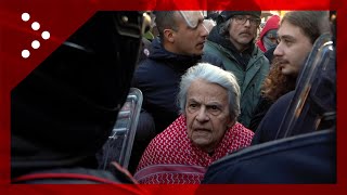 Milano il dialogo tra unanziana manifestante un carabiniere alla manifestazione pro Palestina [upl. by Jelsma668]