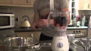 Philips HR2000 Blender Consumer Review and Demonstration of How to Make a Smoothie [upl. by Wallache]