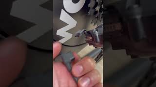 Cargando baterías del nuevo Shimano Di2 12v [upl. by Synned]