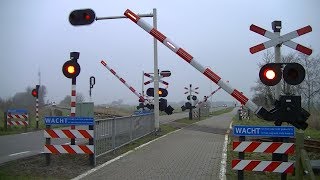 Spoorwegovergang Hindeloopen  Dutch railroad crossing [upl. by Stimson698]