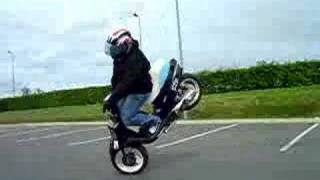 Chapstunt  stoppie 180premiere fois sur un scooter [upl. by Reynard]