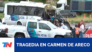 TRAGEDIA EN CARMEN DE ARECO  Cuatro policías murieron en un choque entre camión y un colectivo [upl. by Raknahs]