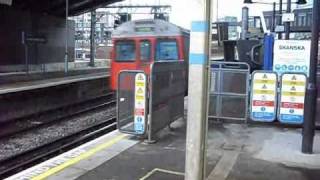 Circle Line Tube Stock departing London Paddington 11122010 [upl. by Arielle215]