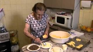 Pastel de fubá é receita especial de uma cozinheira de 90 anos [upl. by Taro]