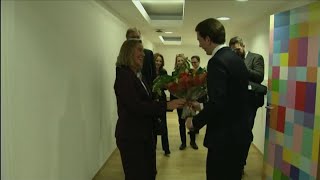 Neopremier austriaco Kurz regala mazzo di fiori a Mogherini [upl. by Tankoos7]