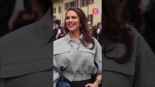 Hayley Atwell llega al desfile de moda de Fendi durante la colección PrimaveraVerano 2025 Shorts [upl. by Ellicul284]