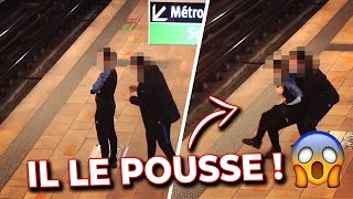 IL POUSSE DES GENS SUR LES RAILS DU MÉTRO   CAM OFF [upl. by Ahseret]