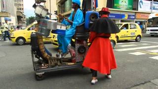 Cultura Popular Colombiana Caleños bailando y cantandoMusicos de la calle en Cali [upl. by Korwin232]