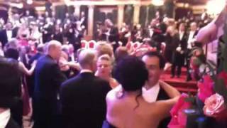 Anna Netrebko amp Erwin Schrott verliebt am Philharmonikerball in Wien [upl. by Leahcimnaj]