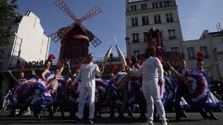 No comment  French Cancan devant le Moulin Rouge pour la flamme olympique [upl. by Shedd]