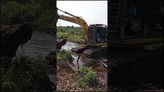 viral detik detik excavator hampir tengelam d parit [upl. by Goer]