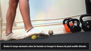 MASSAGE des pieds balles de tennis course marche entraînement tensions [upl. by Eiddam408]