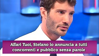 Affari Tuoi Stefano lo annuncia a tutti concorrenti e pubblico senza parole [upl. by Socin]