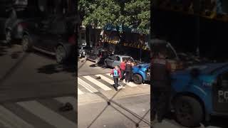 mujer intenta robar arma a policia de ciudad 2 parte [upl. by Lebana]