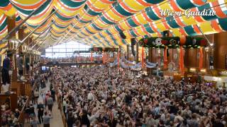 Die Krüge hoch im SchützenFestzelt um 1100 Uhr morgens am 2 WiesnSamstag auf dem Oktoberfest [upl. by Shem650]